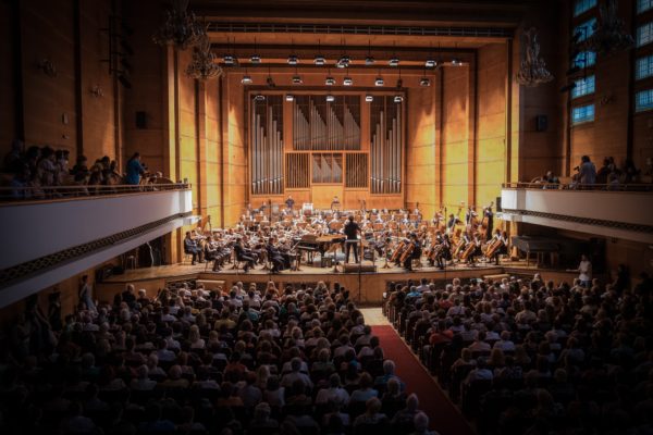 Imagen de auditorio con sonidos de ida y vuelta